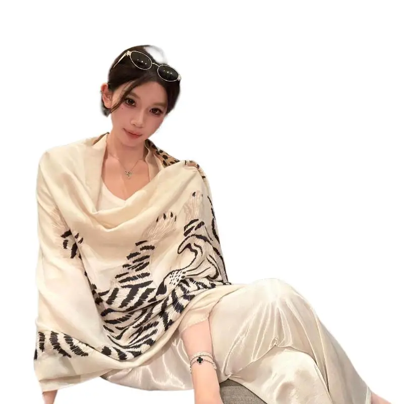 Flauschiger, warmer Schal für Damen, modisches Design mit Tiger- und Leopardenmuster, farbecht, ideal als Alltagsaccessoire oder als Geschenk zum Valentinstag für Mädchen. – Detail 10
