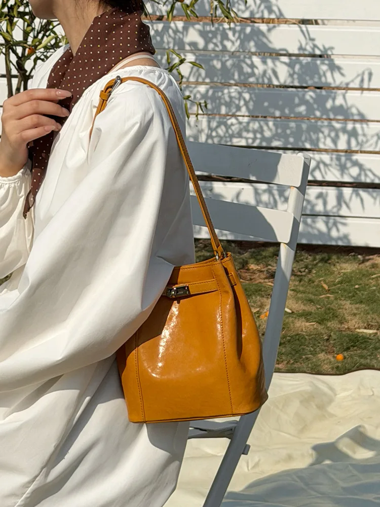 Genuine Leather Women Bucket Bag New Senior Sense Retro Vegetabletanned Cowhide Leather Shoulder Bag Casual Simple Crossbody Bag