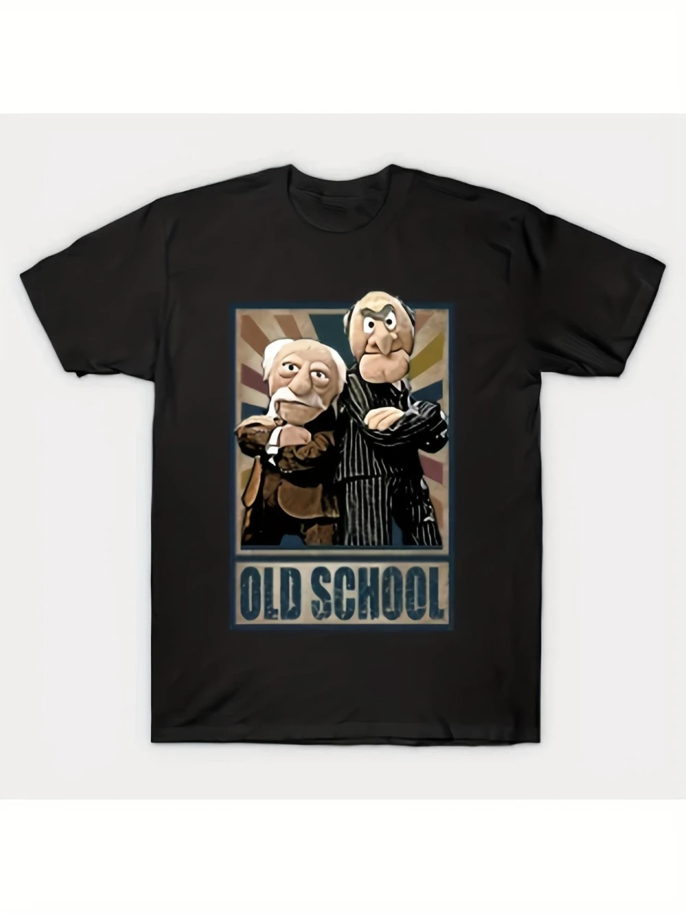 Herren-Retro-T-Shirt mit Statler und Waldorf-Motiven, entworfen im Stil der 70er/80er Jahre mit klassischen Charaktermustern im nostalgischen Stil. – Detail 2