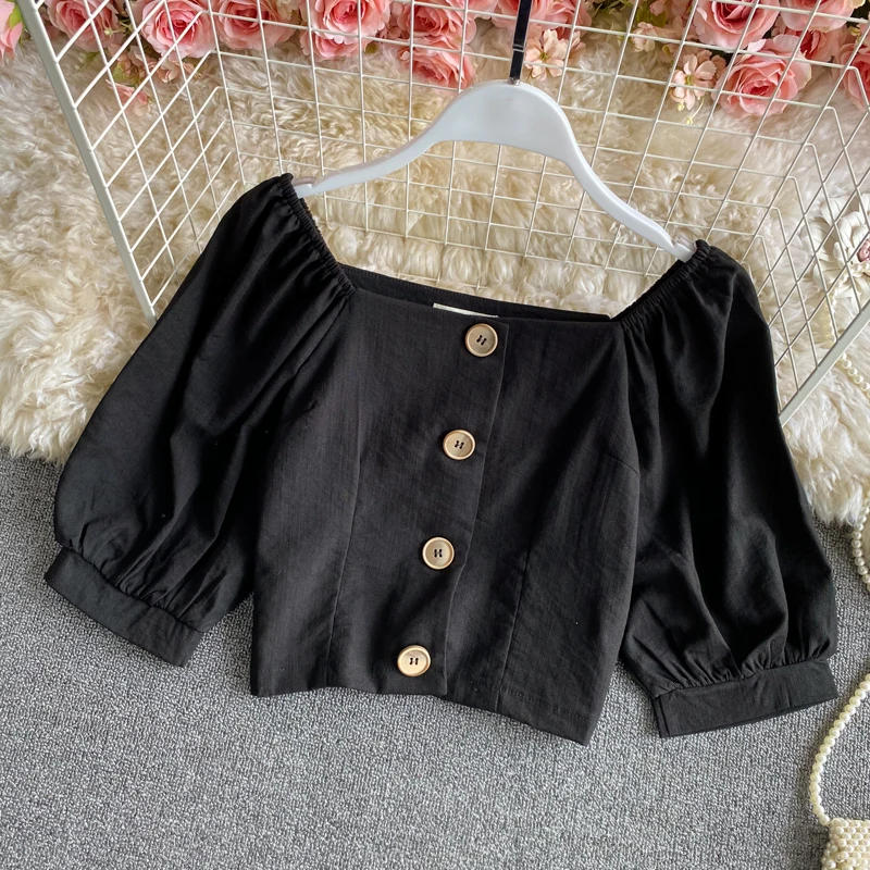 قميص أبيض بياقة مربعة وأكمام قصيرة مكشوفة الكتفين بتصميم فضفاض للنساء على الطراز الكوري بلون واحد وأكمام منتفخة