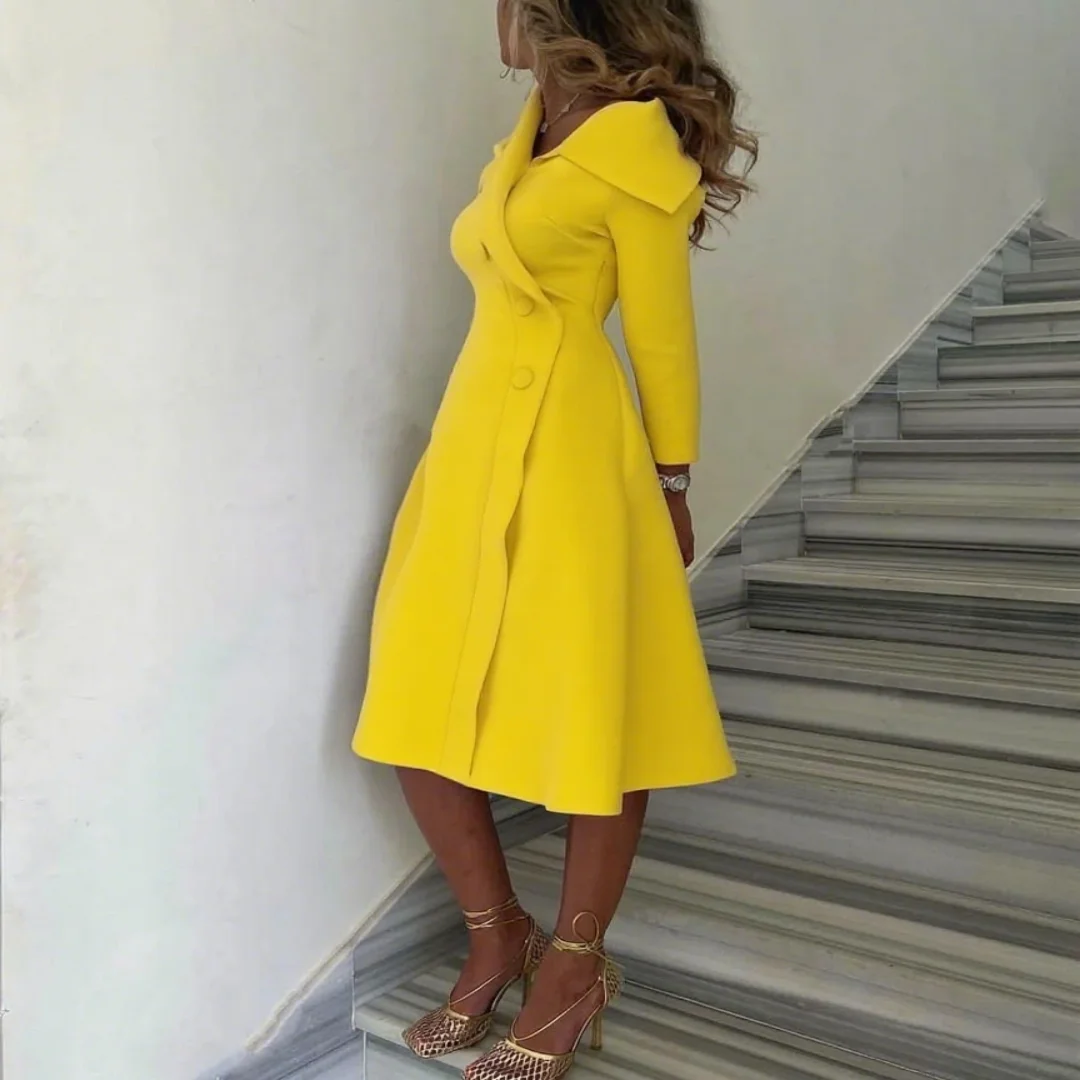 Elegancka, seksowna, słodka, prosta, żółta sukienka wieczorowa z dekoltem w serek i guzikami, idealna na specjalne okazje.