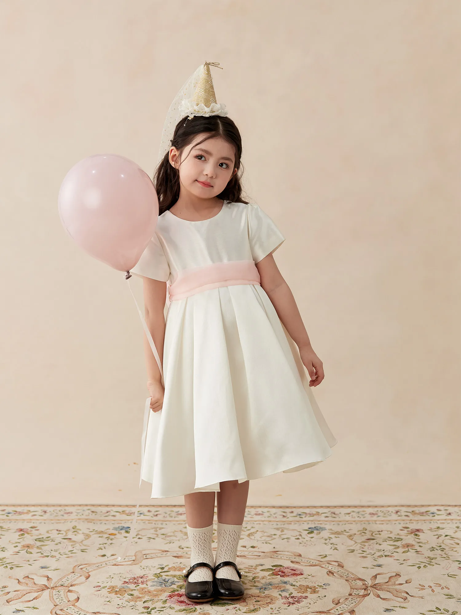 Handgefertigtes Mädchen-Satinkleid in Weiß mit Kurzen Ärmeln, Boutique-Prinzessinnen-Stil mit Schleife, Hochwertiges Geburtstagskleid, Süßes Loita-Kleid für Kinder – Detail 11