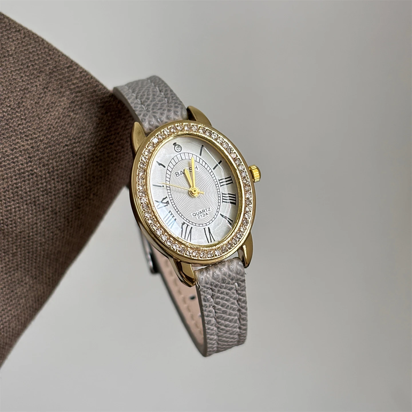 Elegant women's wristwatch, black and gold teardrop-shaped watch, vintage style with leather strap, a perfect gift for women.