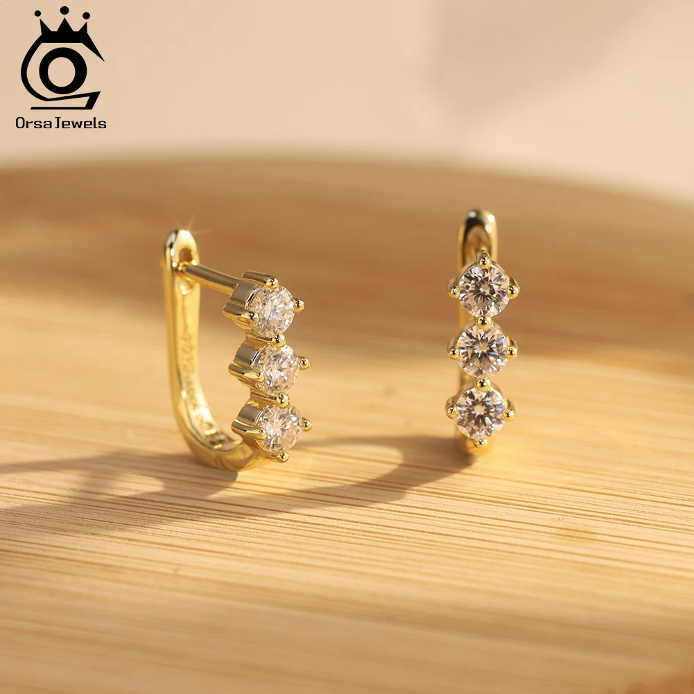 

ORSA JEWELS Shiny S925 Silver Huggie Earrings D Color VVS Moissanite Diamand Small Hoop for Women Birthday Gift Jewelry MOE15