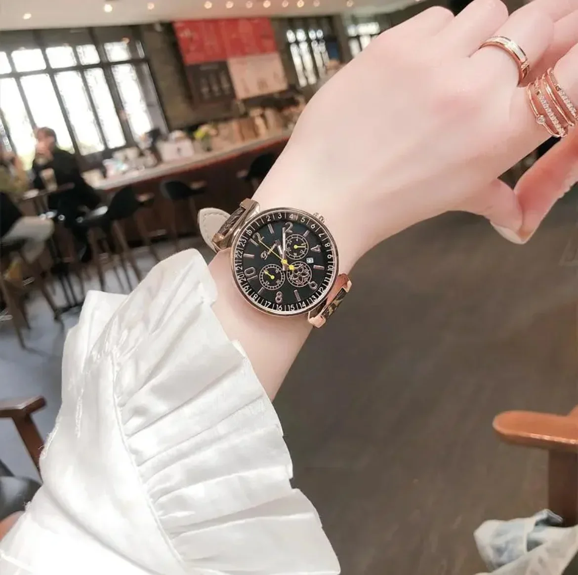 Montre pour femmes, niche leggère, luxe, haute quality, retro, simple, tempérament, marque d'étudiant authentique, tendance 2025