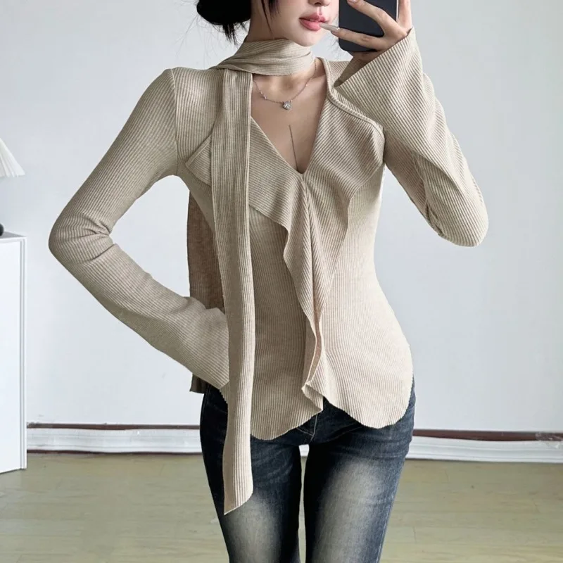 

Женская трикотажная блузка в рубчик с длинным рукавом, завязками на шее, V-образным вырезом, оборками и облегающим силуэтом