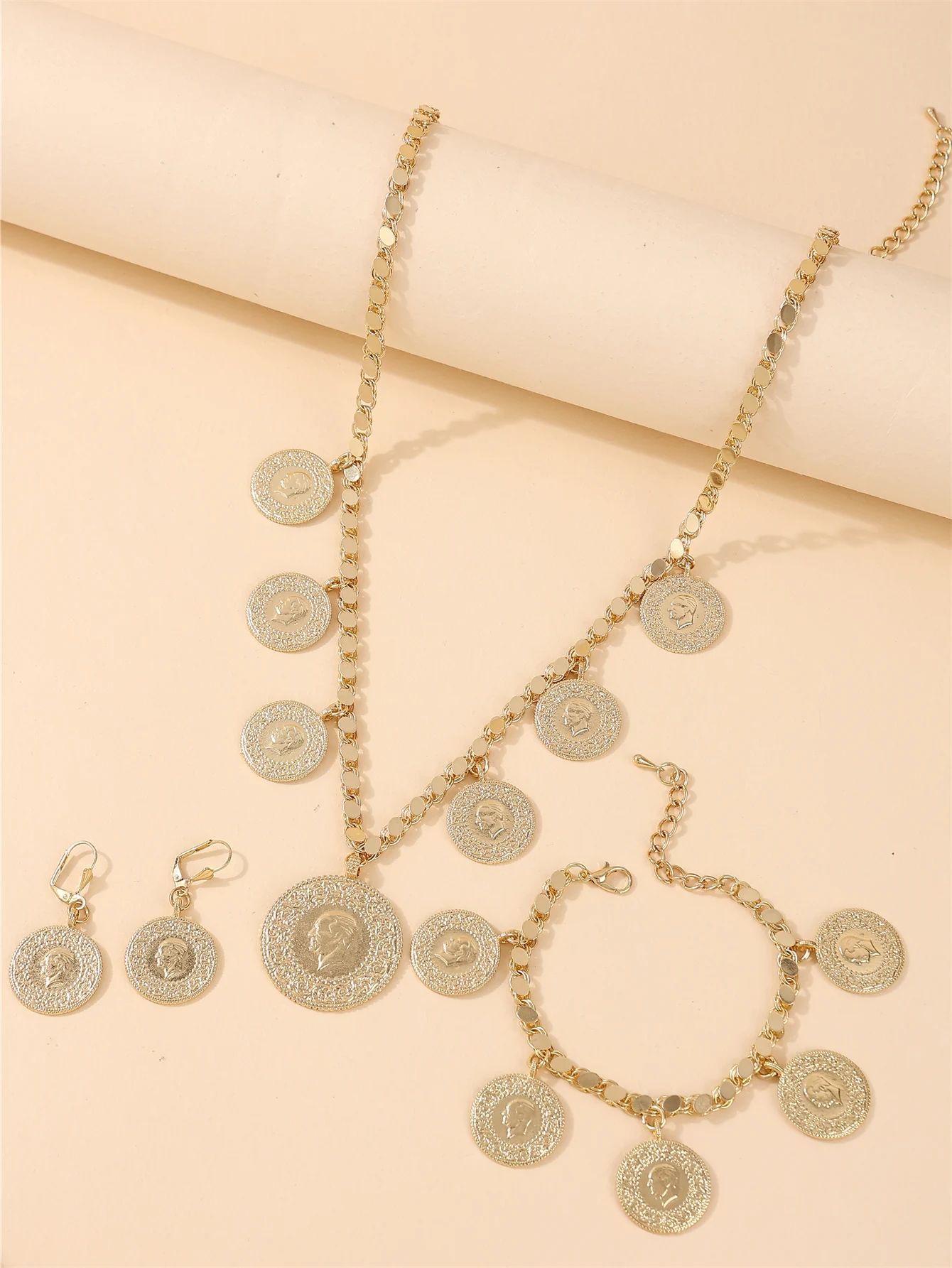 

18K GoldPlated Ladies' Pendant Necklaces Court Vintage Style Oval Chains Bridal/Wedding/Party/Festival Accessories