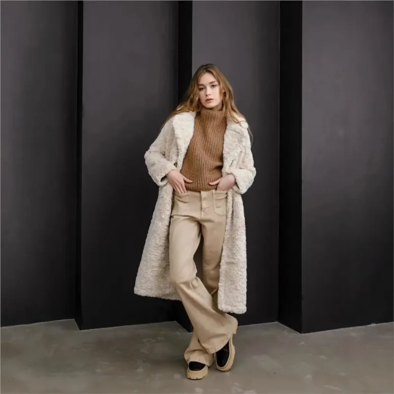 Un manteau de fourrure femme épais et long avec une combinaison de double boutonnage