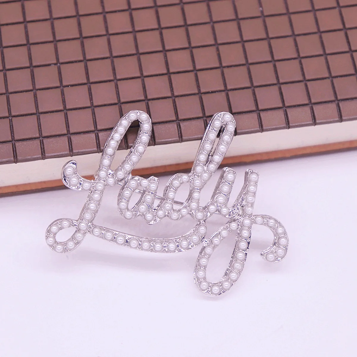 Custom Stylish Alloy Metal Imitation ABS Pearl Letters LADY PIN Brooch