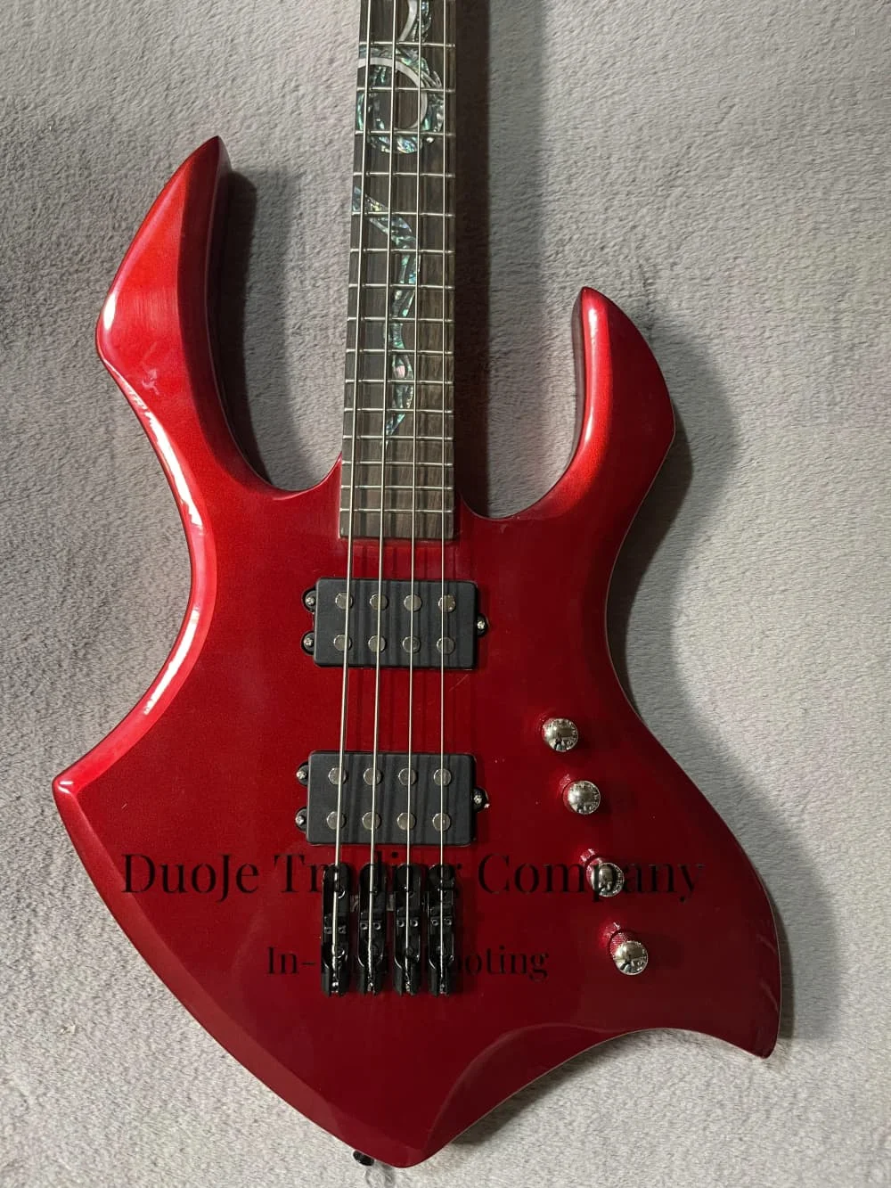 4 strings Red bass guitar, rosewood fingerboard, female shell snake pattern Mosaic, maple neck Set In basswood body