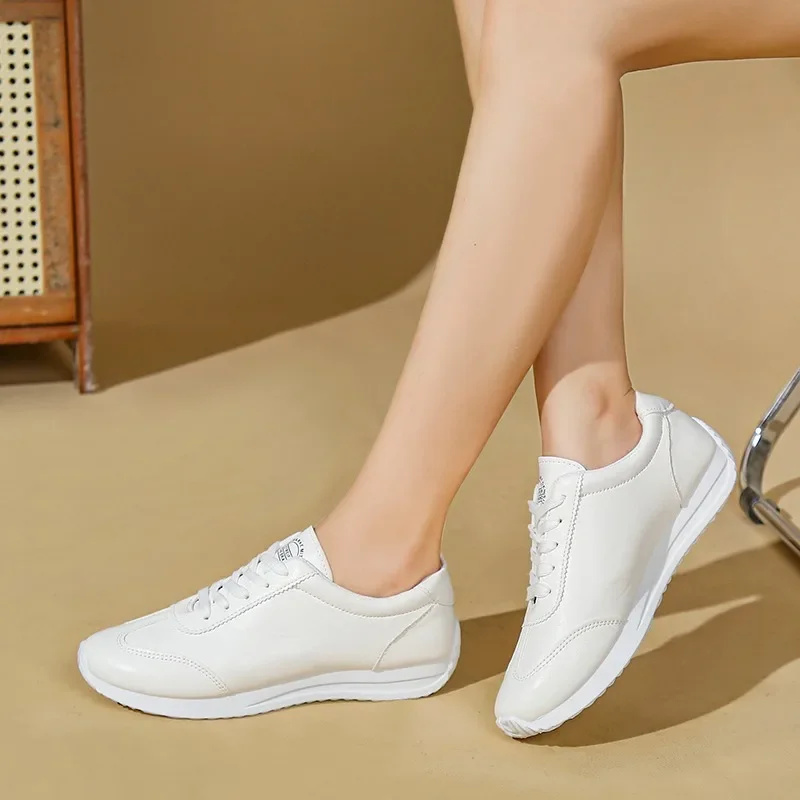 2025 秋の新スタイルカジュアルでファッショナブルな女性のローカット高見えシンプルで快適な女性のレースアップスニーカー
