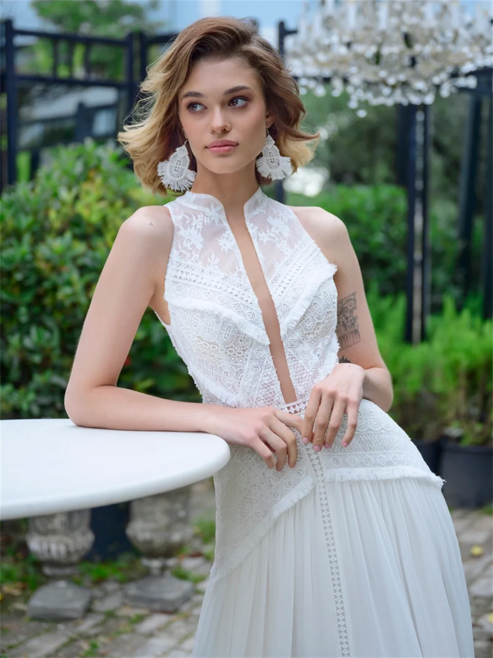 Neue Wunderschöne A-Line Hochzeit Kleider Oansatz Ärmellose Appliques Brautkleider Spitze Braut Roben Backless Cut Out Vestidos De Novia