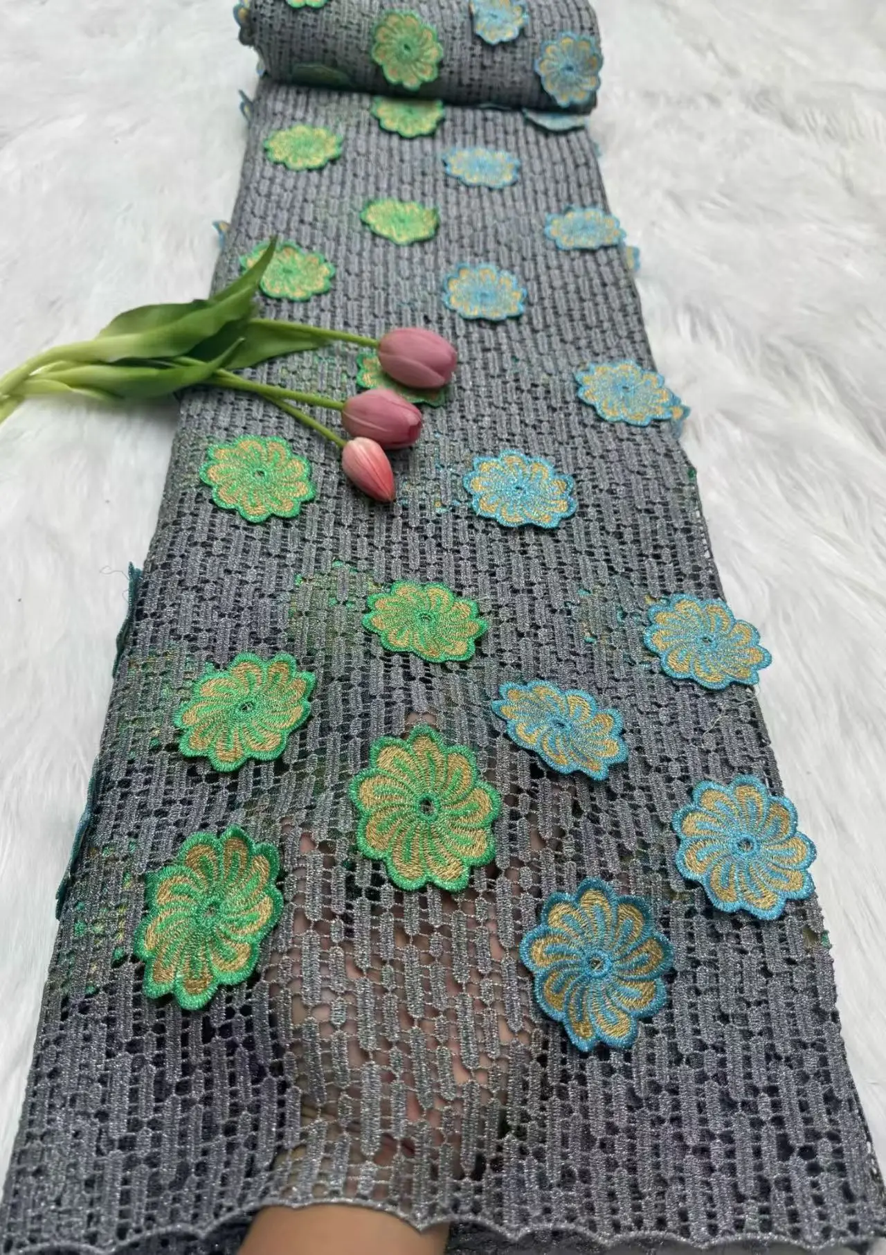 Tessuto di pizzo di seta di latte nigeriano Tessuto di pizzo cavo africano 2025 Materiale di pizzo solubile in acqua di alta qualità per cucito di nozze