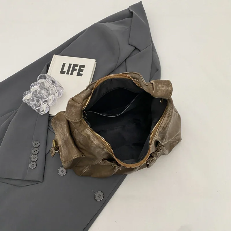 حقائب كتف جلدية ريترو للنساء 2025 ربيع خمر تحت الإبط حقيبة اليد والمحافظ أحدث صيحات الموضة حقيبة اليد