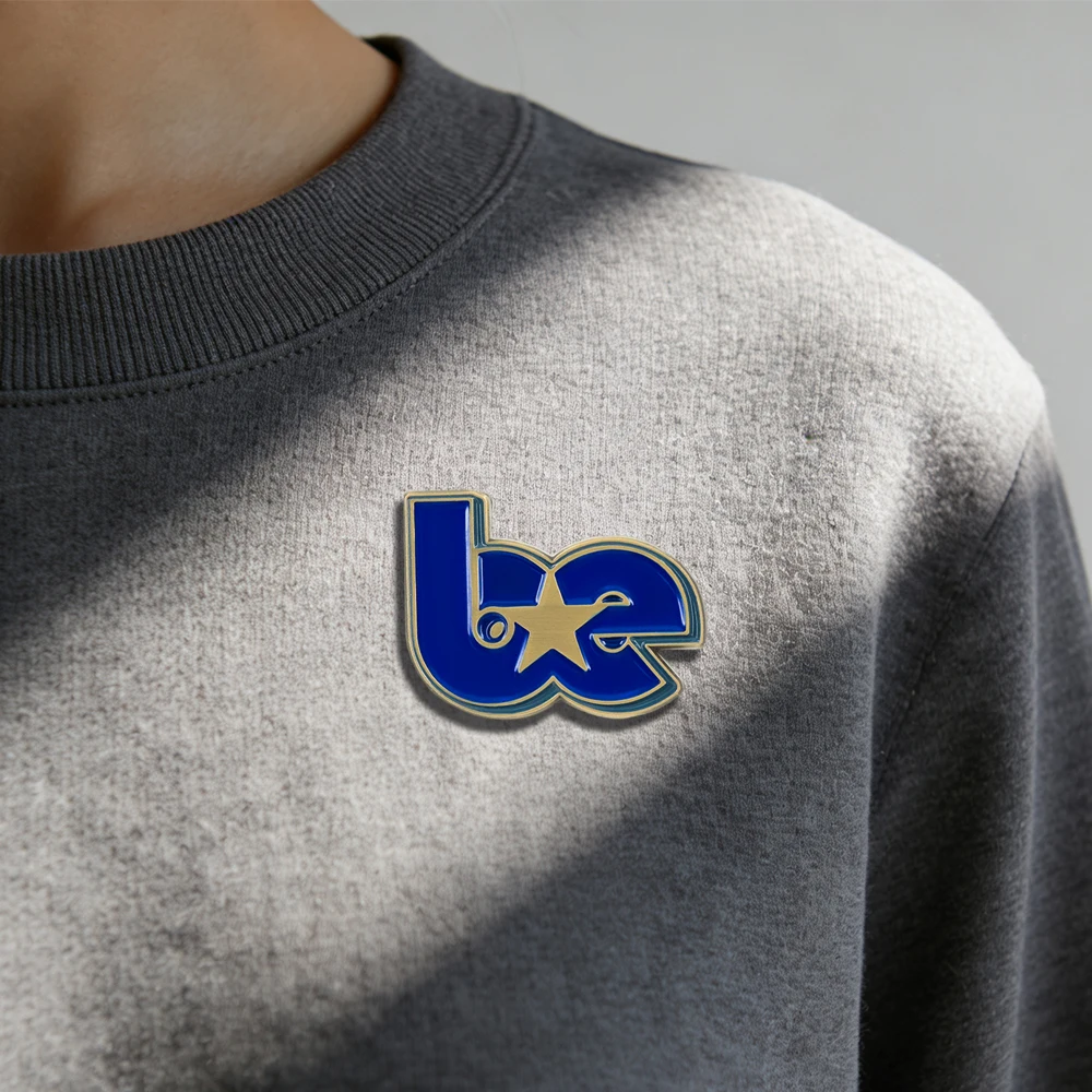 Sänger-Thema, blaues Buchstaben-Abzeichen, Billie Eilish, persönliche Identifikationsbrosche, für Musikliebhaber, Sammel-Emaille-Pins, Geschenke für Fans. – Detail 7