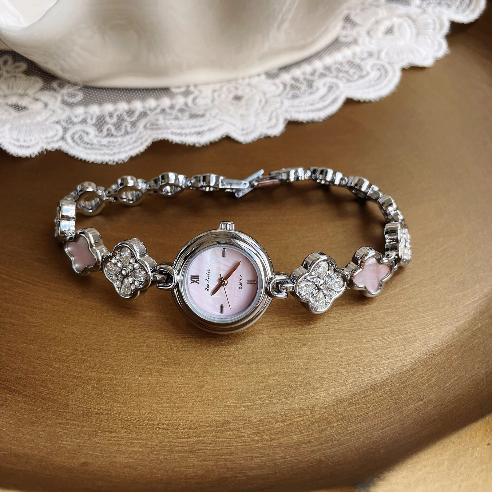 ساعة اسوارة نسائية، قرص بسيط من عرق اللؤلؤ، طراز أنيق، طراز جديد 2025، هدية عيد ميلاد، هدية للسيدات، هدية نسائية.