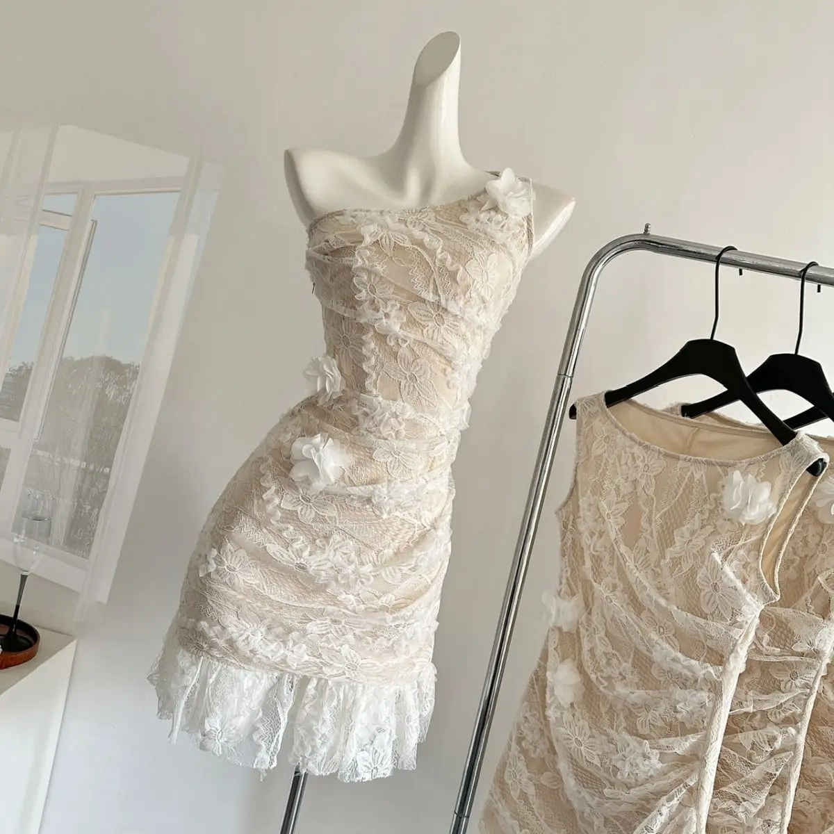 Femmes une épaule robe en dentelle élégante Appliques florales coupe ajustée froncé Mini robe d'été douce Sexy à volants ourlet robe de soirée 2025