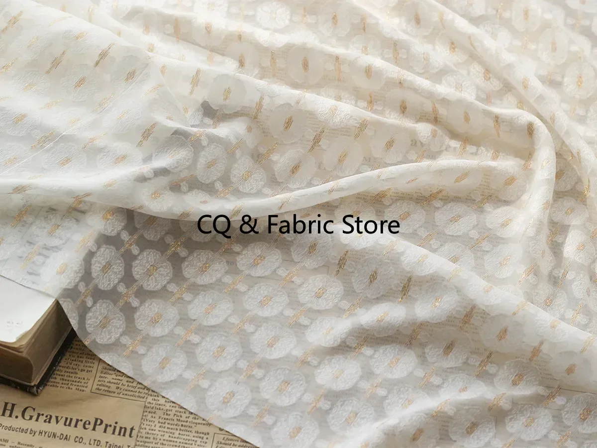 Nuovo tessuto in chiffon jacquard con fiori tagliati in seta dorata Tessuto in tulle non elasticizzato micro-permeabile per abiti, 1 metro