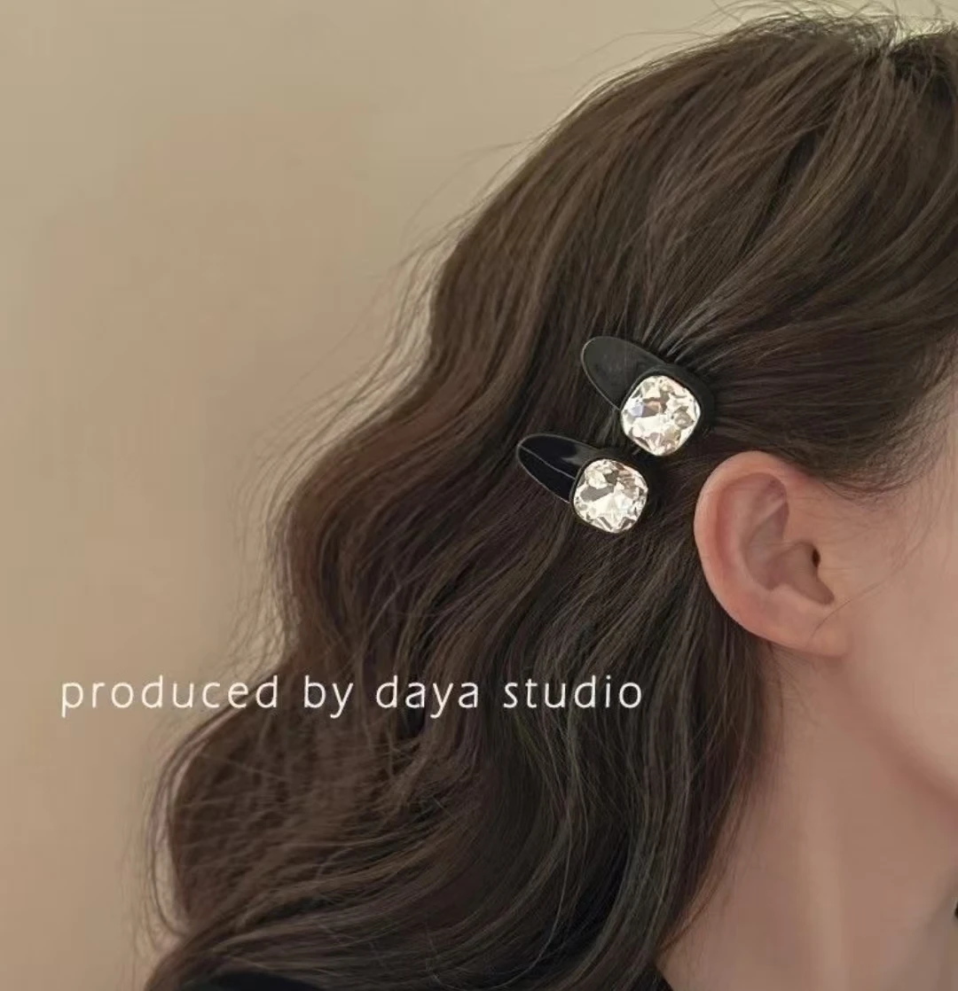 

Temperament Glittering Black And White Rhinestone Hair Clip New Side Broken Hair Clip Bangs Duckbill Clip Hair Accessories