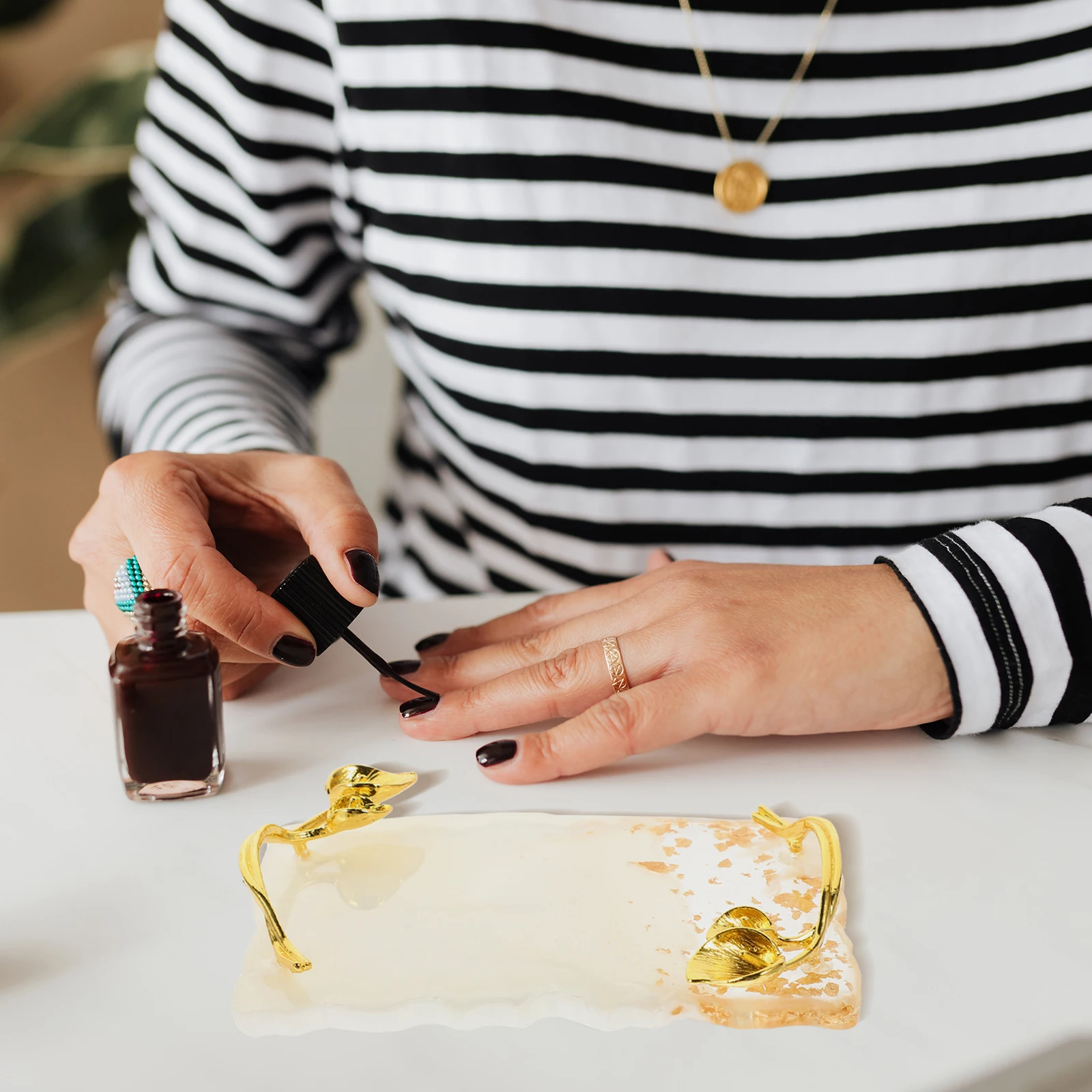 

Fake Nail Display Tray Durable Manicure Mixing Pallet Mirror Surface Color Mixing Board Nail Display Stand