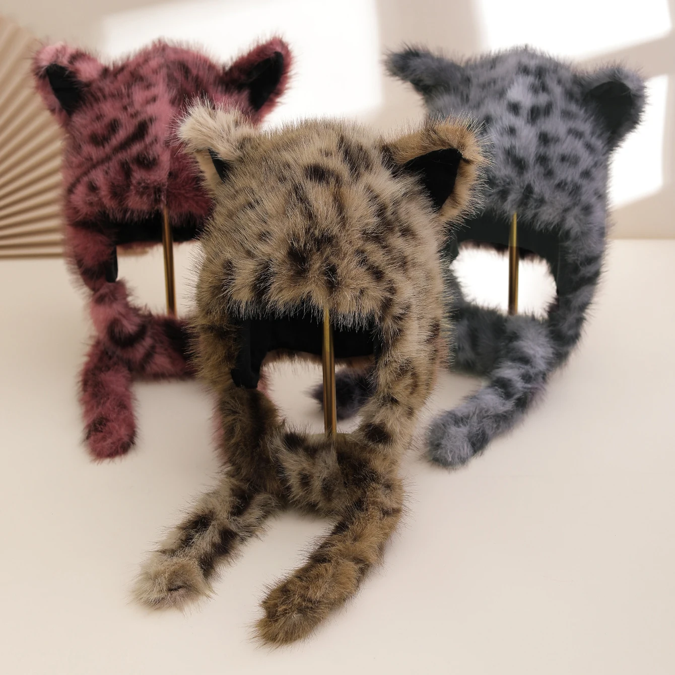 새로운 가을 겨울 플러시 귀여운 표범 무늬 긴 귀 따뜻한 귀마개 모자, 긴 땋은 머리 야외 레이펑 모자