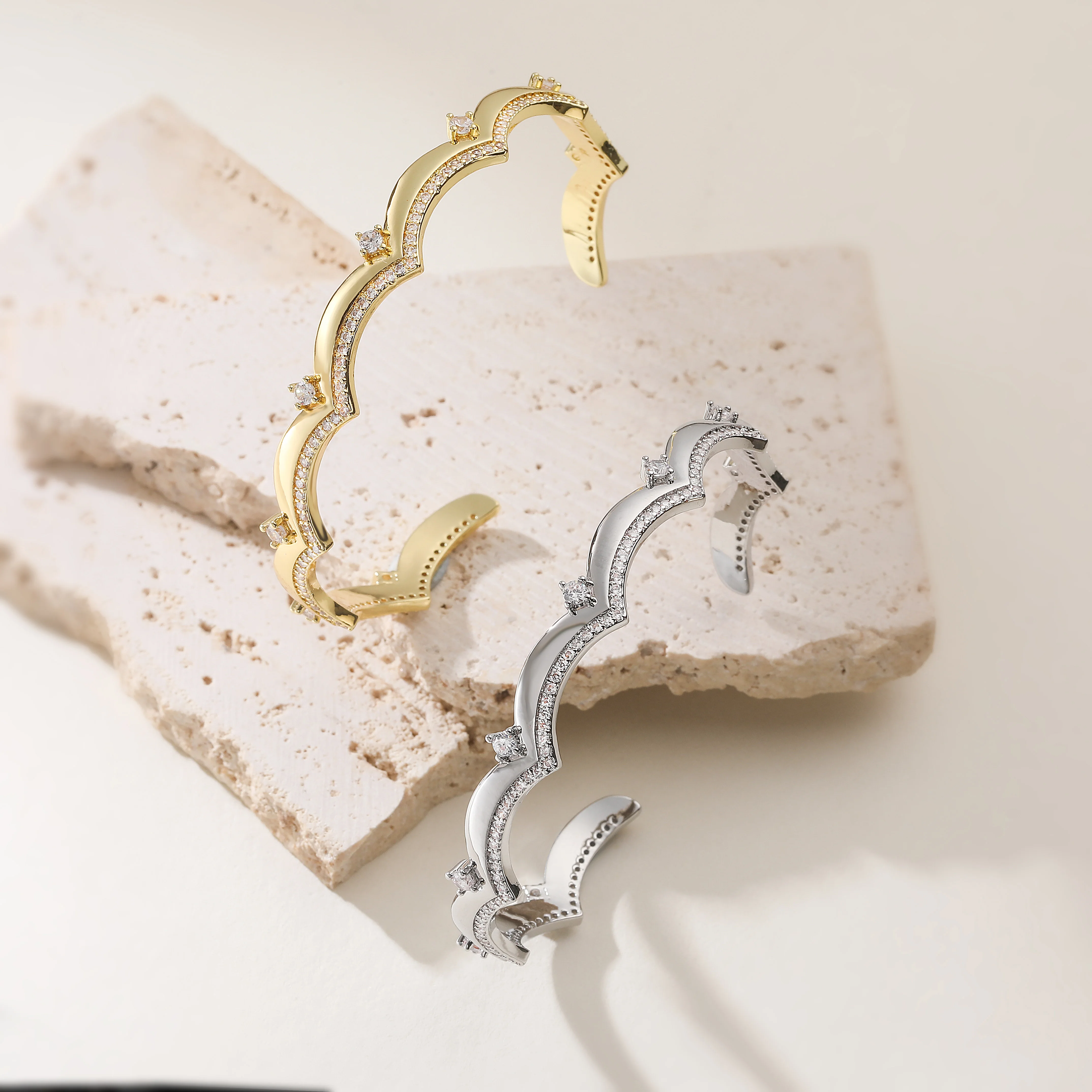 HECHENG, Messing Metall Micro-Pavé Funkelndes Zirkonia Wellenkronenmuster Verstellbares Armband Unisex Schmuck (1 Stück)