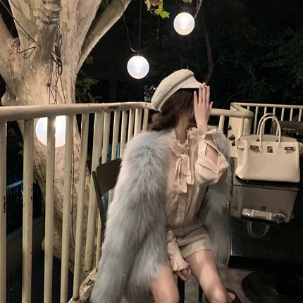 

Нежная винтажная блузка с коричневым оттенком и кружевной отделкой, с длинными рукавами, прямого кроя, для молодых женщин в возрасте около двадцати лет.