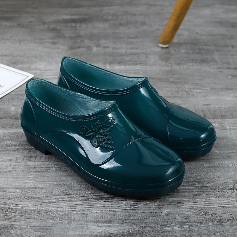 Botas de trabajo antideslizantes impermeables cortas de caña baja para mujer, zapatos de lluvia antideslizantes de cocina cálidos, Material de PVC con patrón Floral