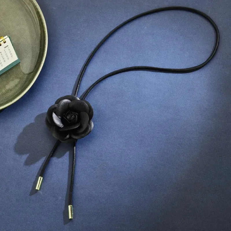 

The 2025 high-end fabric black flower necklace and neckband, paired with a sweater chain for a woman