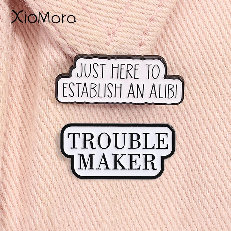 Just Here to Establish an Alibi Emaille Pin True Crime Custom Quote Brosche Revers Rucksack Abzeichen Modeschmuck Geschenk für Freunde