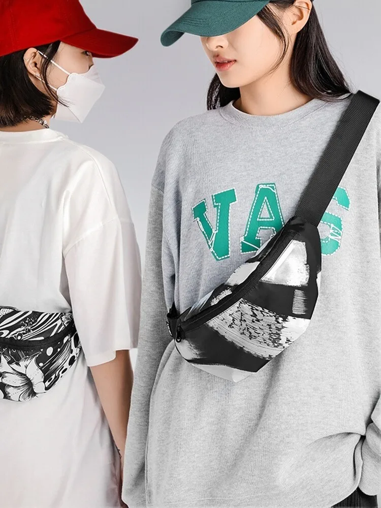 LOQI Art Street Style Zipper Chest Bag - usage example