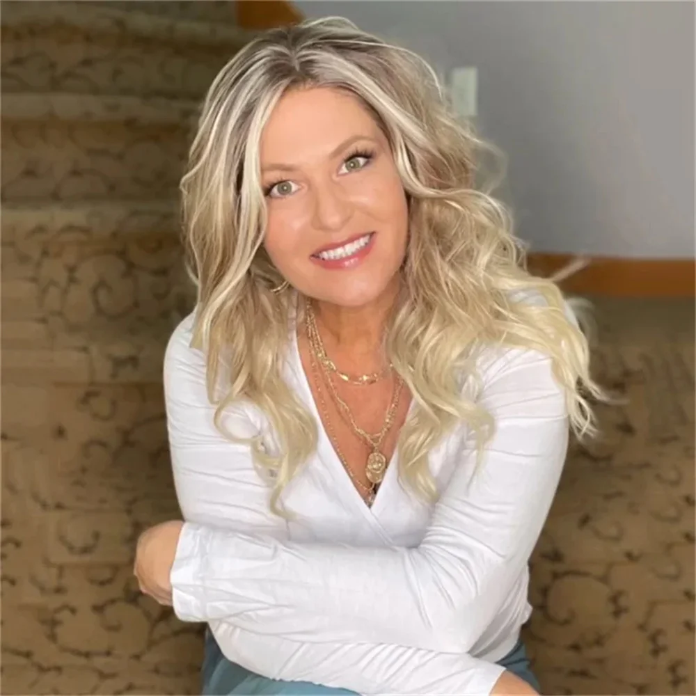 باروكة صناعية فاخرة بدانتيل أمامي، شعر مستعار أشقر دافئ، ألياف مقاومة للحرارة، ملابس يومية، شعر مستعار طويل مموج خفيف الوزن للنساء