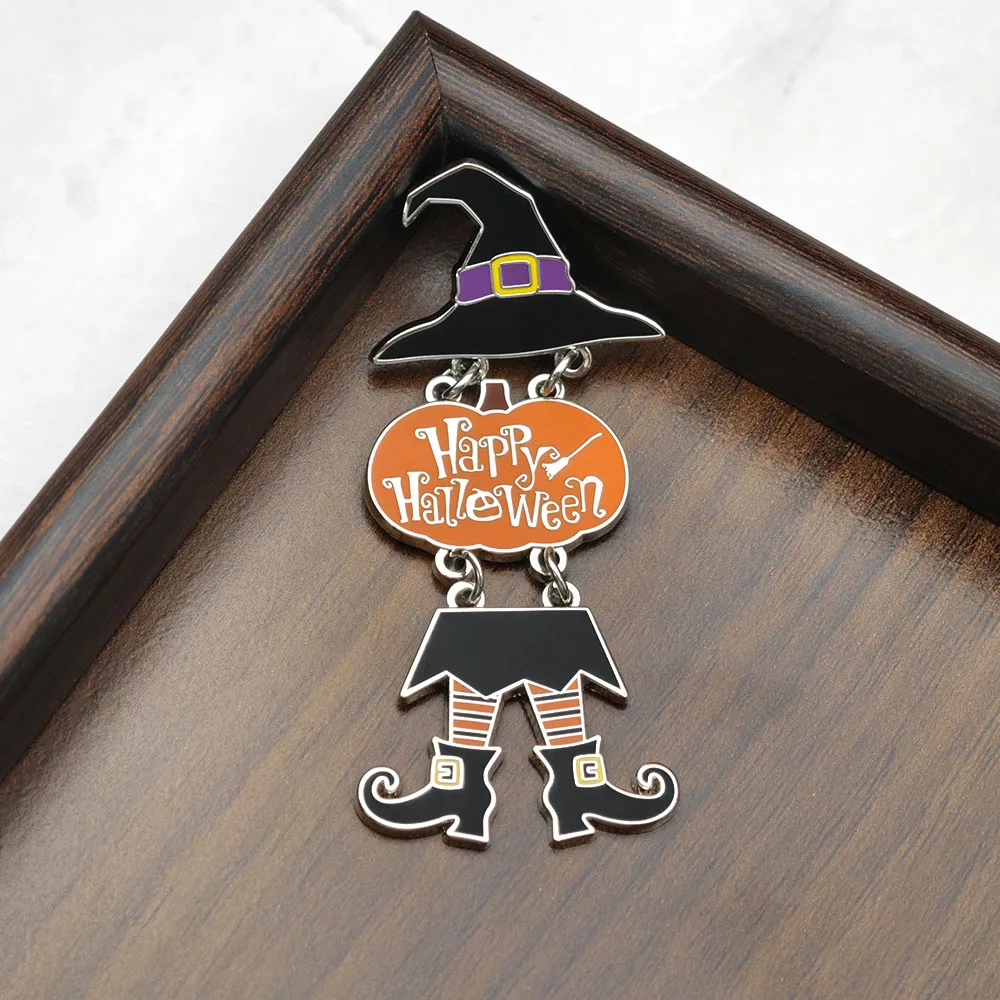 Happy Halloween Metall-Emaille-Anstecknadel mit hängendem Hexenhut, Brosche mit Kettenverbindung, Kürbis-Abzeichen, bewegliche Beine, Reversnadeln, Festivalgeschenk – Detail 11