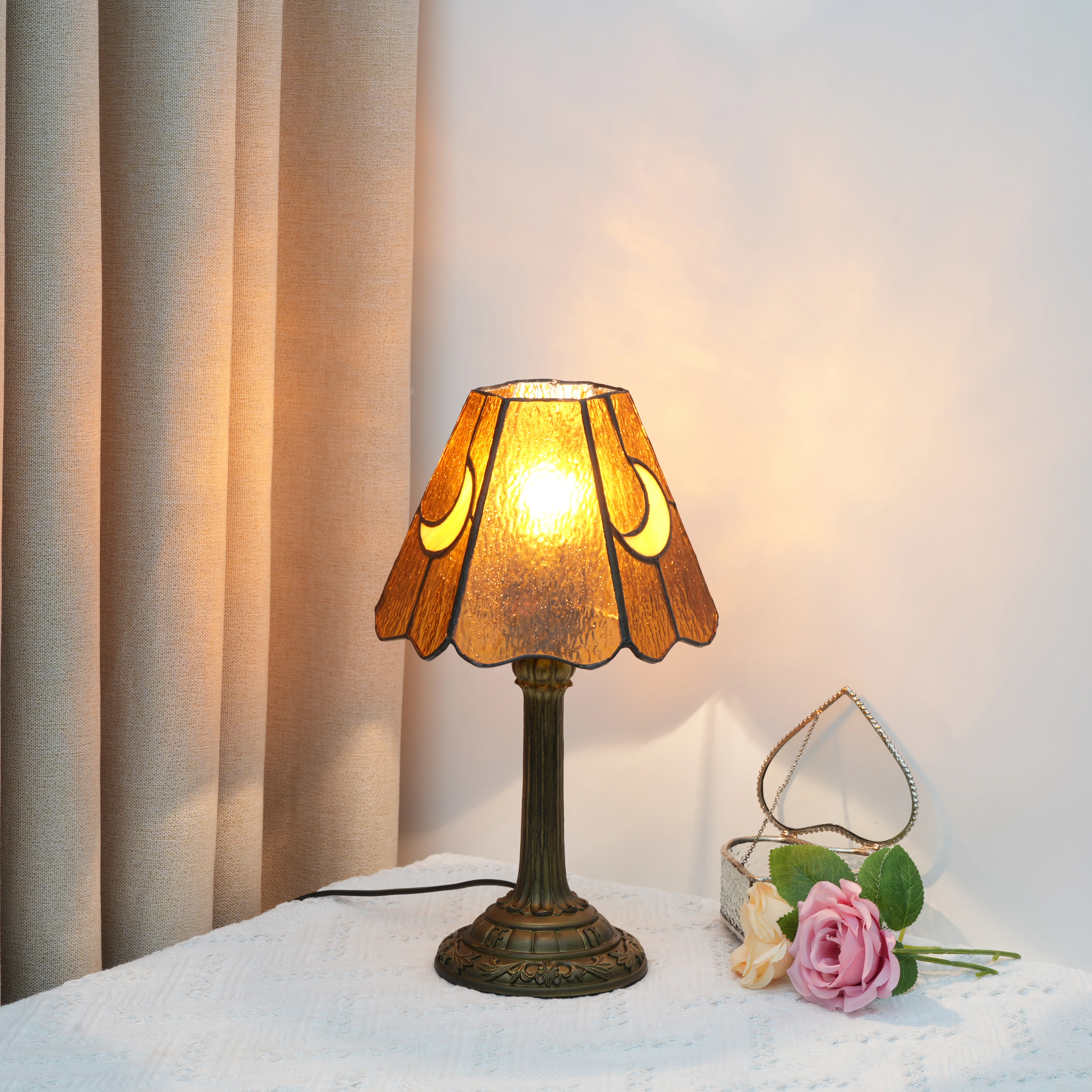 

Retro Bedroom Bedside Table Light, Indoor Decoration, Metal Vintage Homestay Stained Glass LED Glass Moon Table Lamp