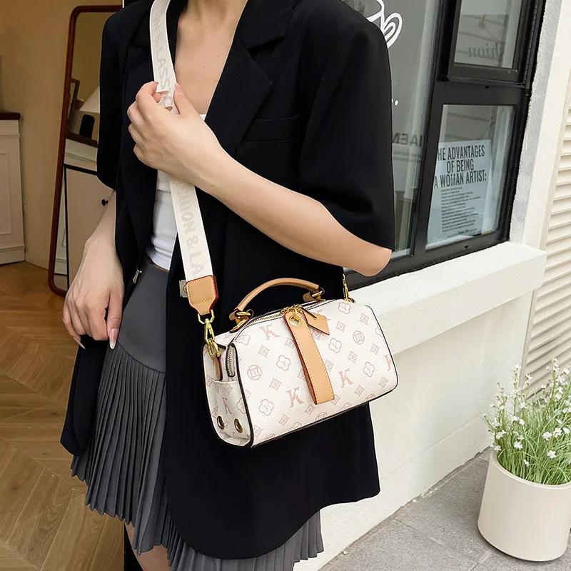 ​ حقيبة كتف للركاب بسيطة للنساء من الجلد النباتي الفاخر للمكتب إلى عطلة نهاية الأسبوع، ملف نحيف من Luxe Essential ​ ​