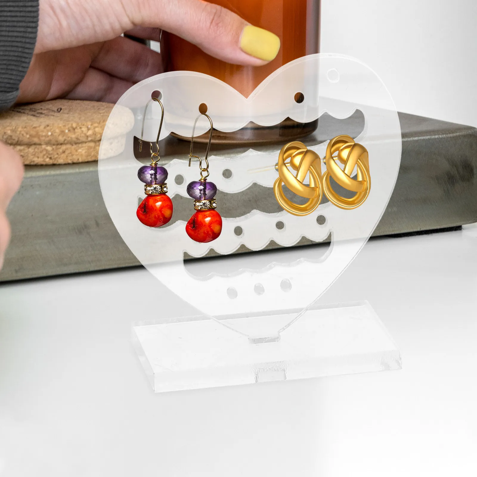 

2 шт. прозрачные подставки для сережек в форме сердца, прочные, износостойкие, устойчивые, настольные держатели для ювелирных изделий, прозрачные подставки для сережек