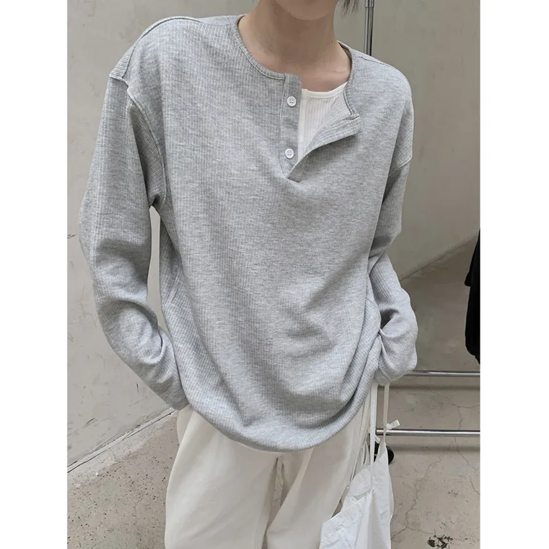 [فيبي] تي شيرت نسائي رمادي بأزرار مقسمة بألوان كبيرة الحجم تي شيرت جديد برقبة دائرية وأكمام طويلة موضة المد ربيع الخريف 2025