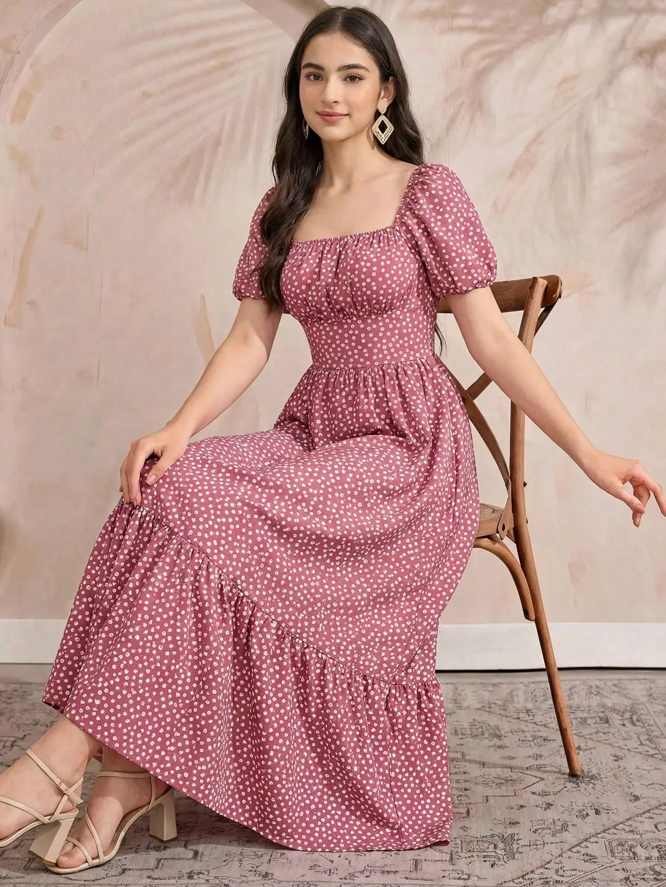 

Женское макси-платье с цветочным принтом и рукавами-фонариками с рюшами