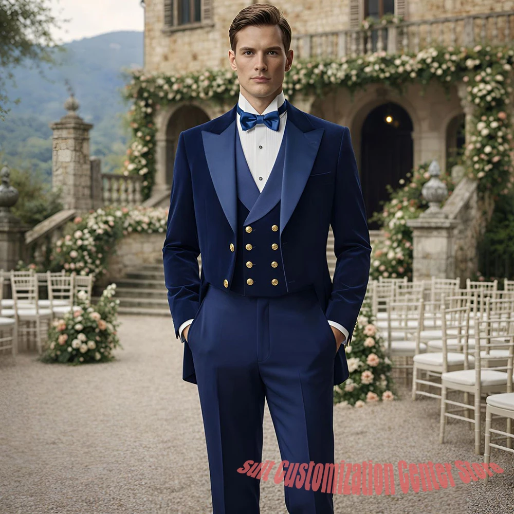 

Классический темно-синий мужской костюм-тройка: однобортный пиджак, жилет и брюки. Элегантный комплект для свадьбы и торжественных мероприятий.