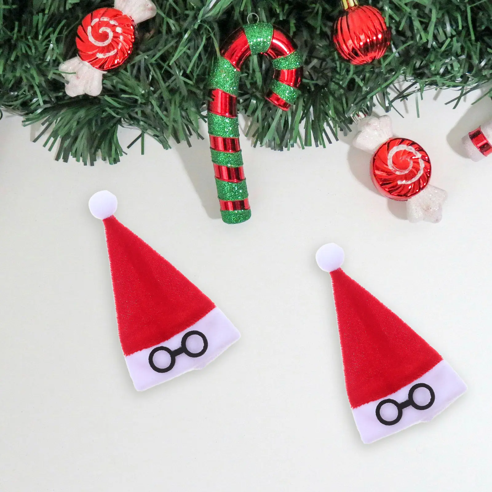 

10 шт. мини-шапочек Санты из мягкого фланеля, красные чехлы для столовых приборов, украшения для вечеринок, чехлы для винных бутылок, рождественские держатели для столовых приборов