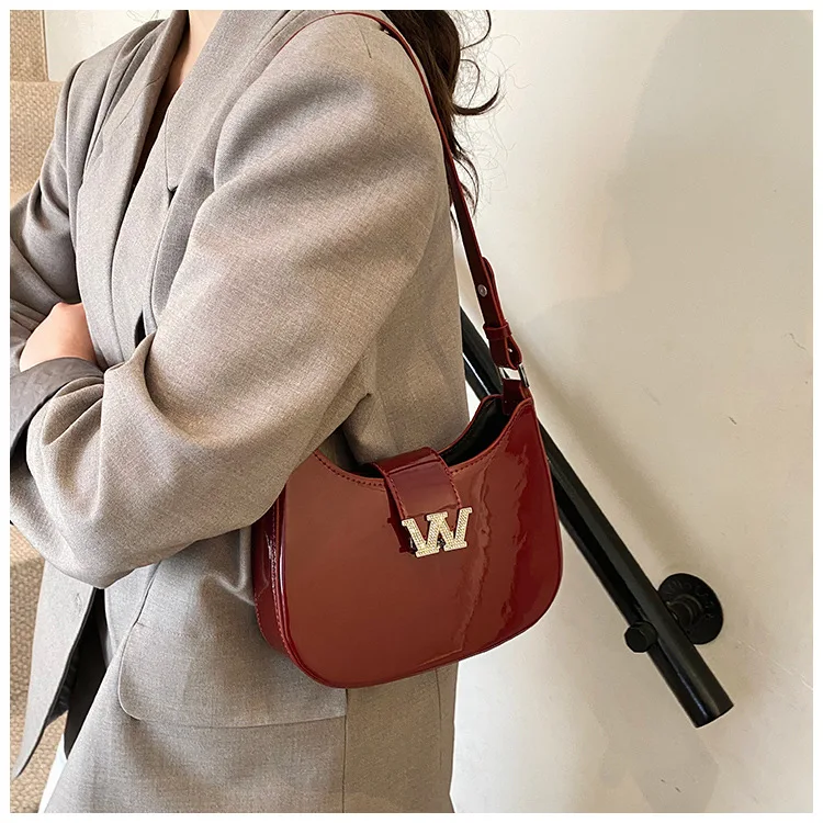 

"2025 New European American Oil Wax Leather Saddle Bag Diamond Shoulder Bag Trendy Spice Girls Messenger Crossbody Purse"