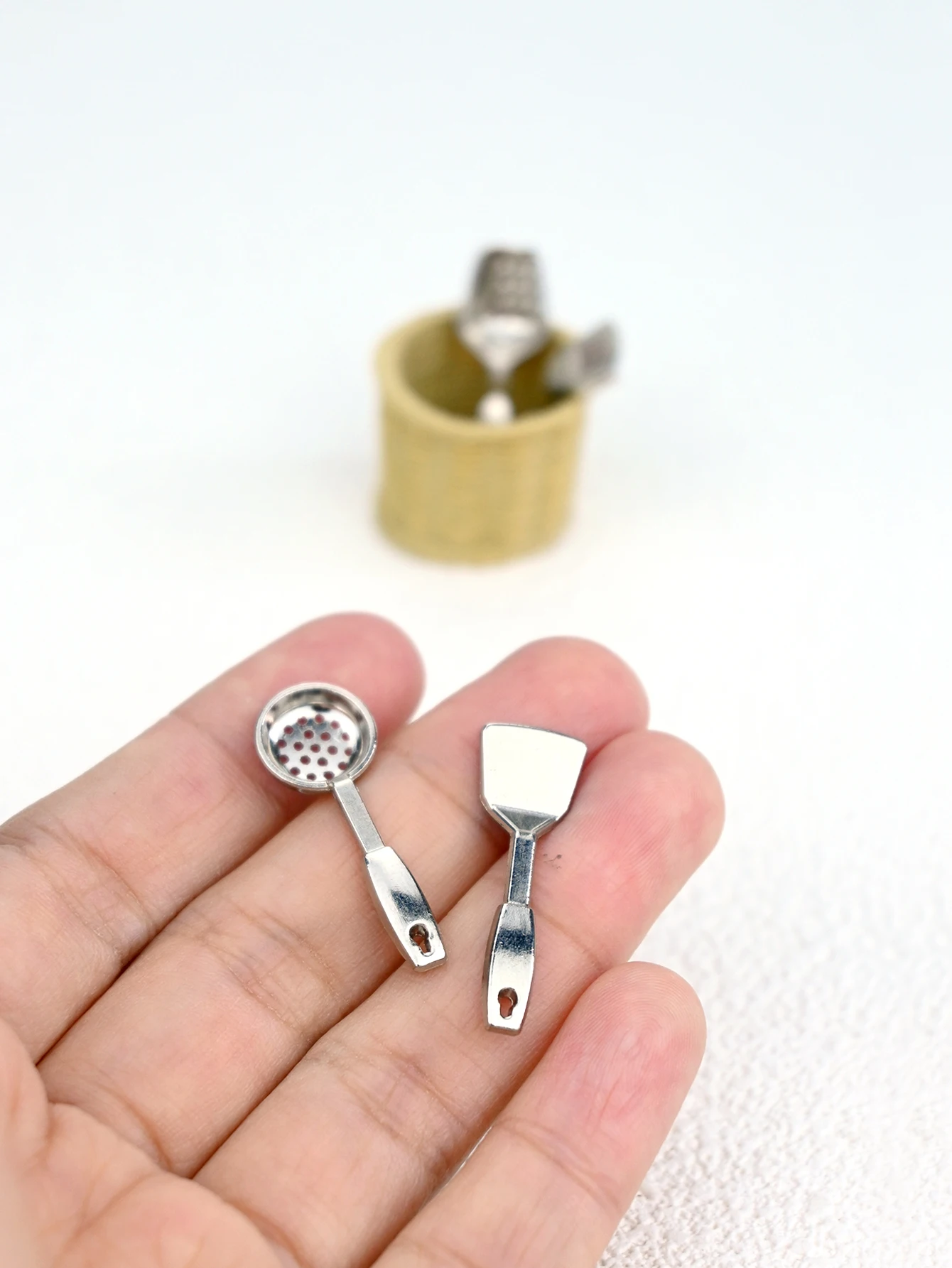 A Set of Four Miniature Kitchen Utensils, Dollhouse Dollhouse Accessories, Dollhouse Toys, Toy House Decorations, Miniature Food Toys, Photography Props, Micro-Landscape Decorations, Miniatures Decorations, Small Gifts, Giveaways, Home Decor Items