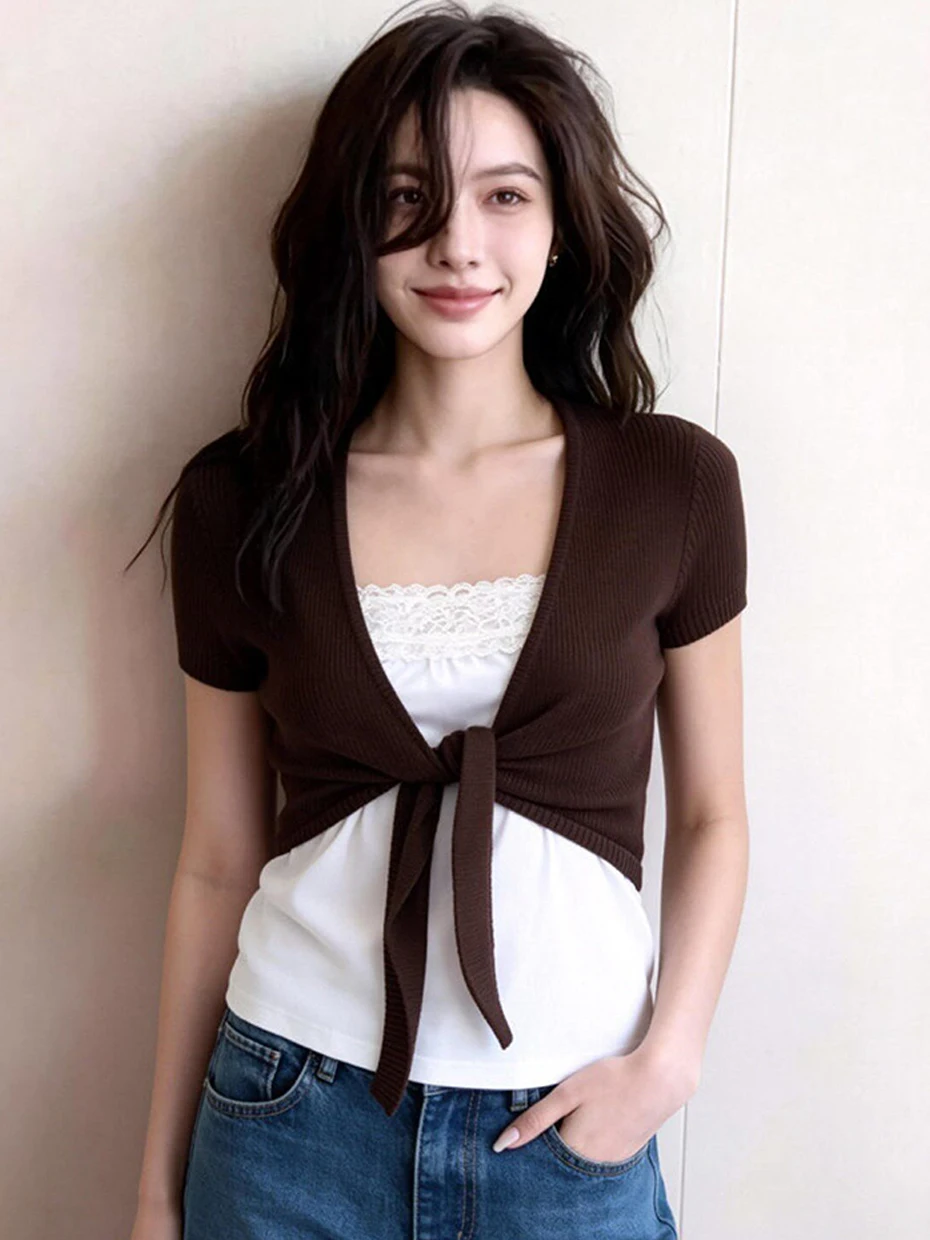 

Весенний женский модный комплект 2026: повседневный стиль, укороченный кардиган с коротким рукавом поверх белого топа на бретельках, кофейный цвет, эффект многослойности