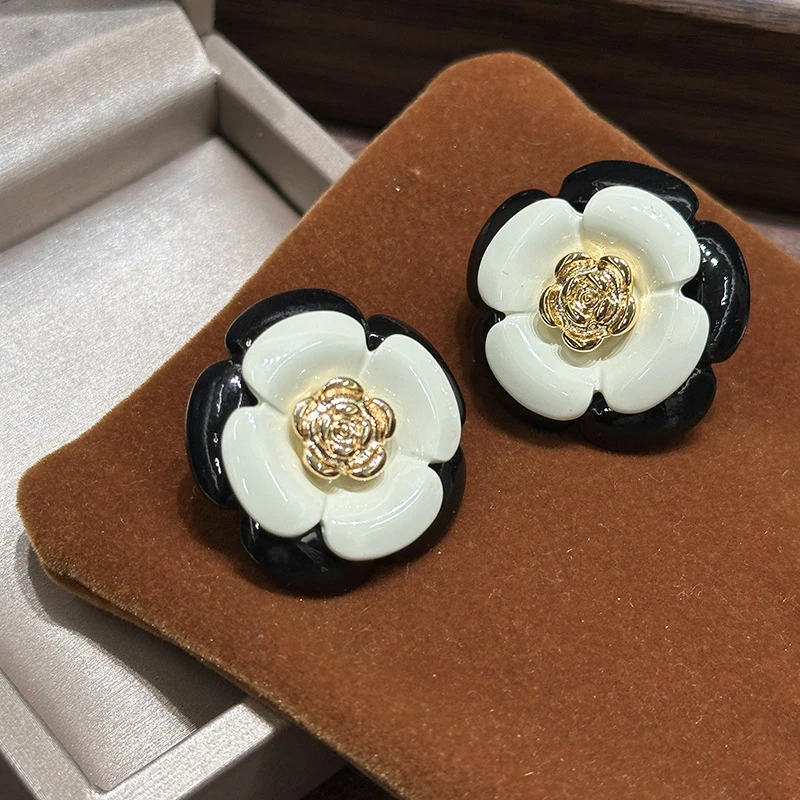 MedievalvintageWomen's vintage French-style black and white camellia stud earrings, classic Chanel-inspired earrings