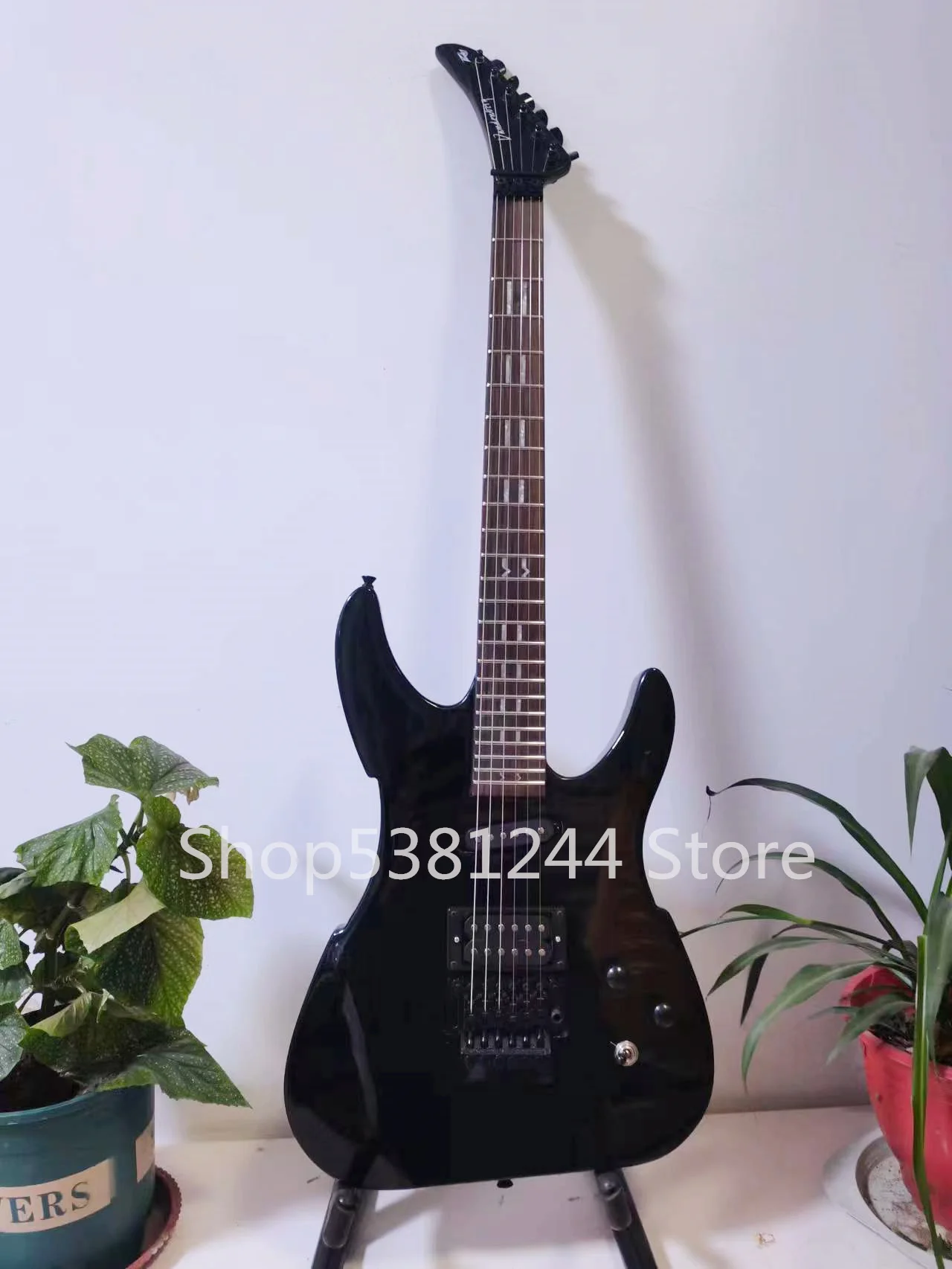 

Six string electric guitar, rosewood fingerboard, black paint, tremor system, the seller bears the freight