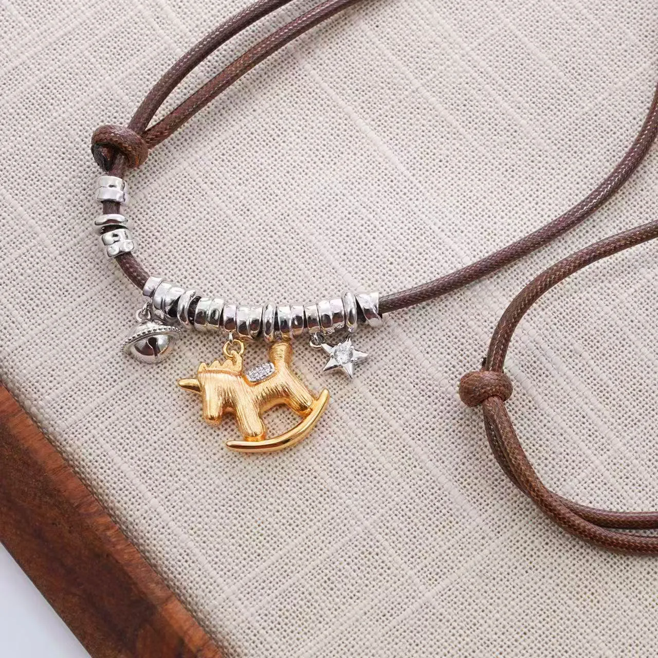 Jewelry & Accessories Sweet Romance Style Pony-Shaped Two-Color Metal Tag Leather Cord Retractable Necklace For Women Gift