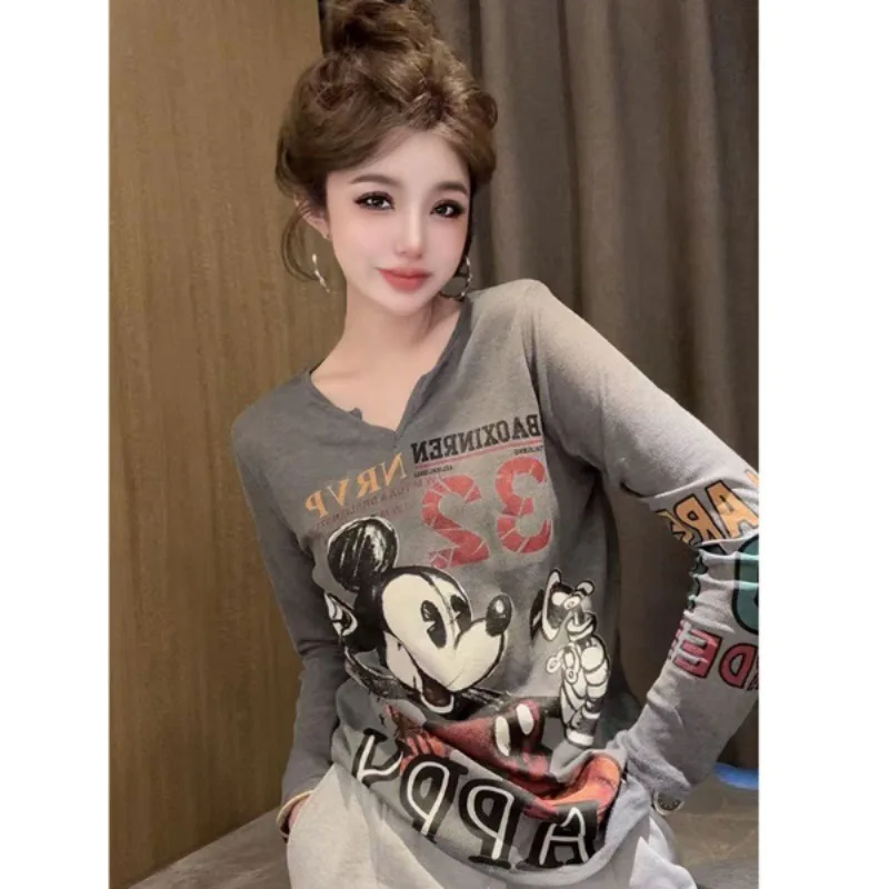 Damska koszulka z nadrukiem Myszki Miki, nowość na jesień 2025, modna i stylowa, dopasowany krój i efekt wyszczuplający.