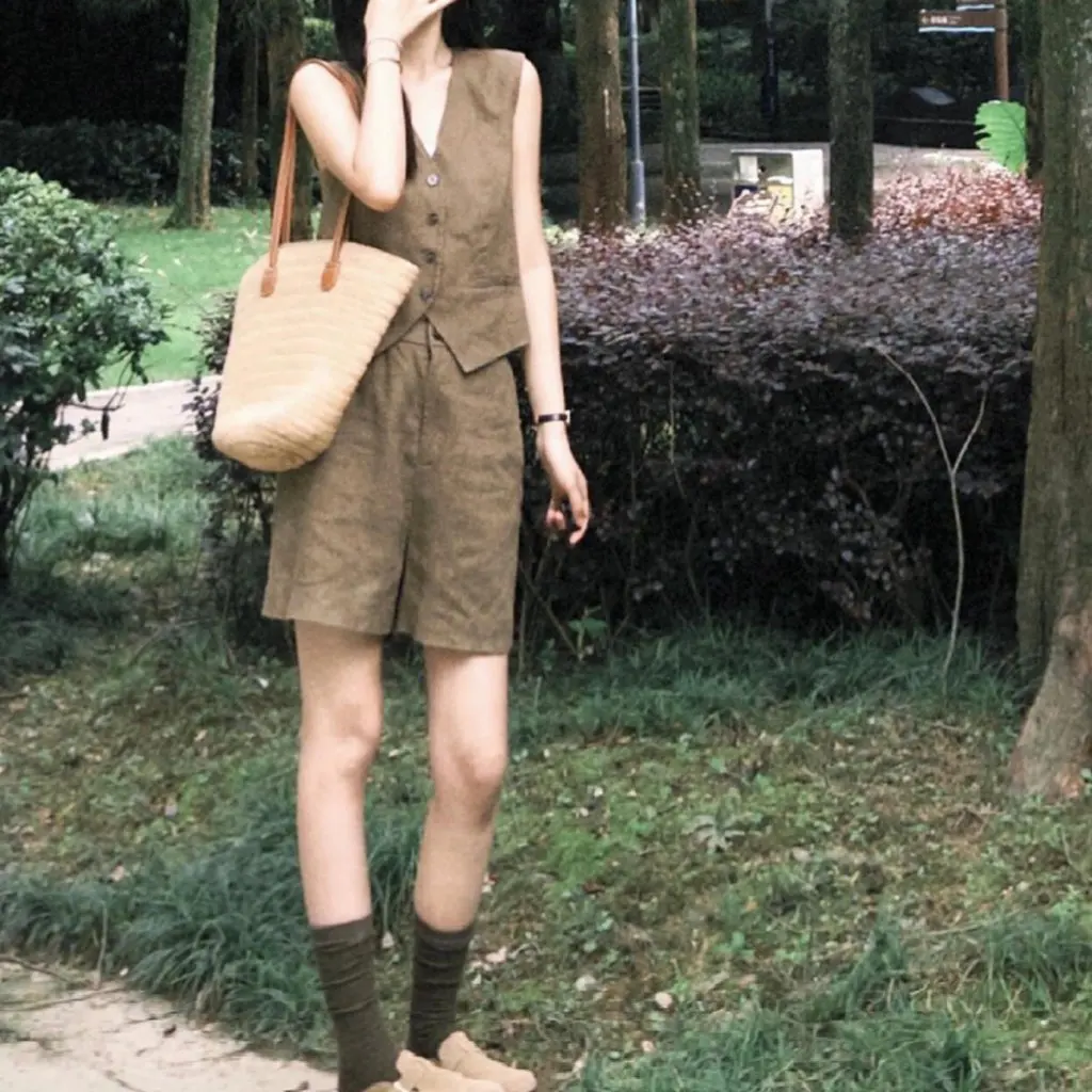 

Костюм в стиле ретро, повседневные шорты с высокой талией, жилет без рукавов, комплект из двух предметов, летняя мода, женский ансамбль с эффектом старых денег