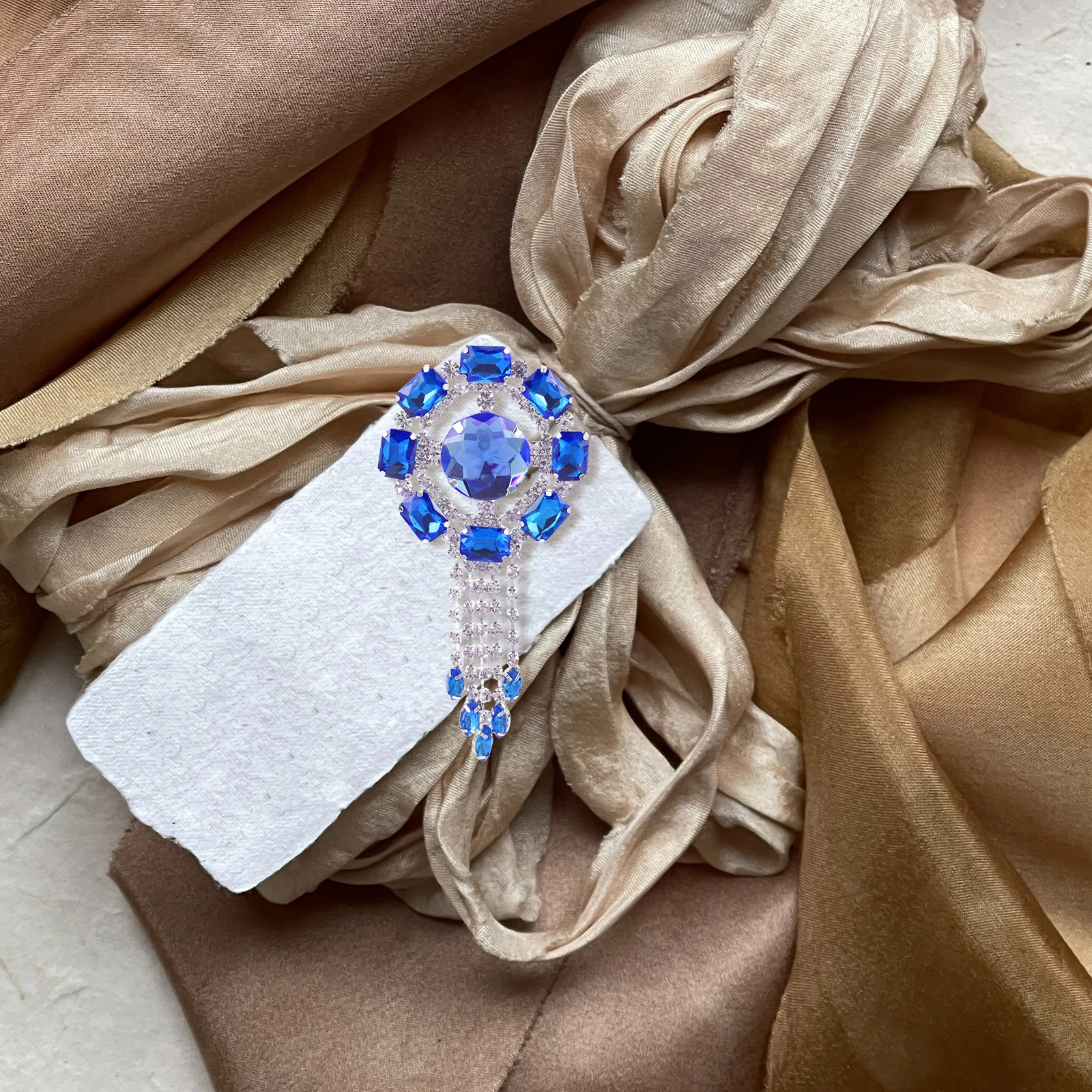 

Rhinestones Brooches Crystal Tassel Buckle Bride Women Fashion Evening Pins Clothing Decoration Bag Badges Portable Storage