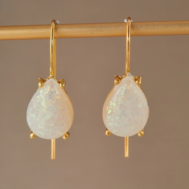 رائعة الكلاسيكية الإناث الأبيض النار أوبال حجر كلاسيكي الذهب اللون قطرة الماء أقراط لطيف استرخى بوهو مجوهرات للنساء